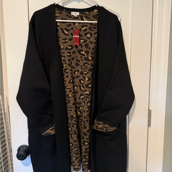 Lane Bryant cardigan sweater
Never worn
Black with inside leopard print - Picture 6 of 10